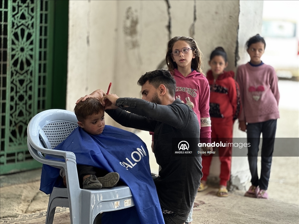 مبادرة حلاقة مجانية لأطفال مخيمات النزوح في خان يونس استعدادًا لعيد الفطر