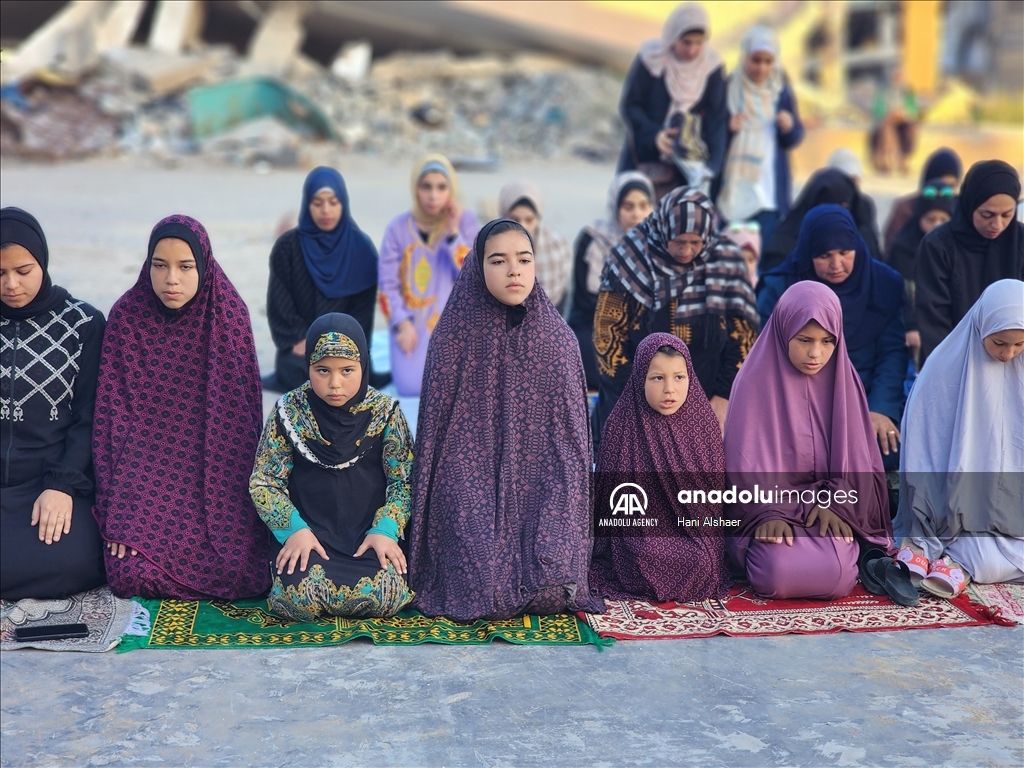 غزة .. صلاة عيد الفطر في مدرسة فرحانة المدمرة في خانيونس جنوب غزة