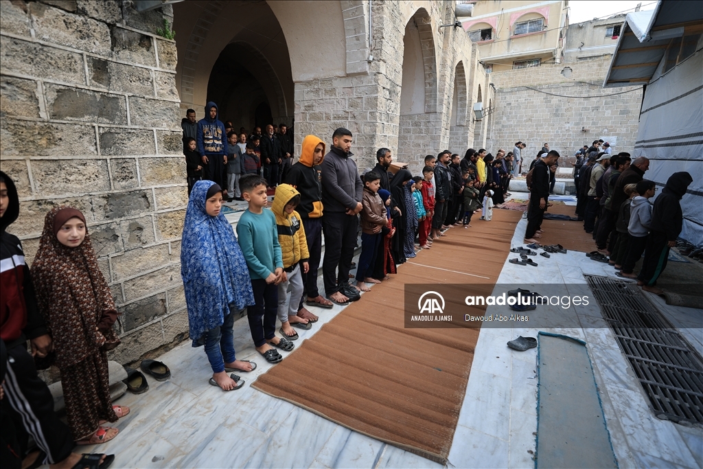 İsrail'in saldırıları altındaki Gazze Şeridi'nde Ramazan Bayramı namazı kılındı
