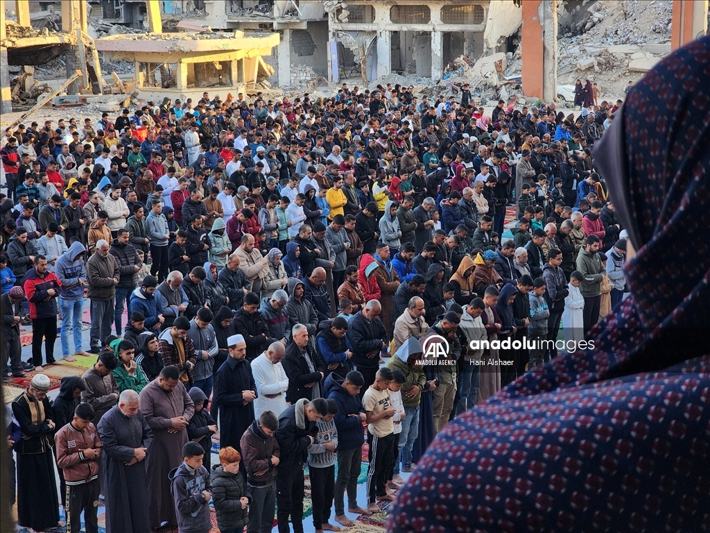 غزة .. صلاة عيد الفطر في مدرسة فرحانة المدمرة في خانيونس جنوب غزة