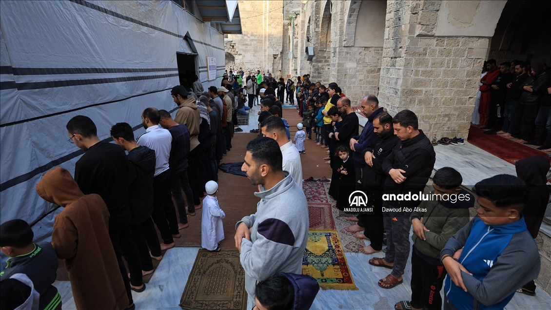 İsrail'in saldırıları altındaki Gazze Şeridi'nde Ramazan Bayramı namazı kılındı