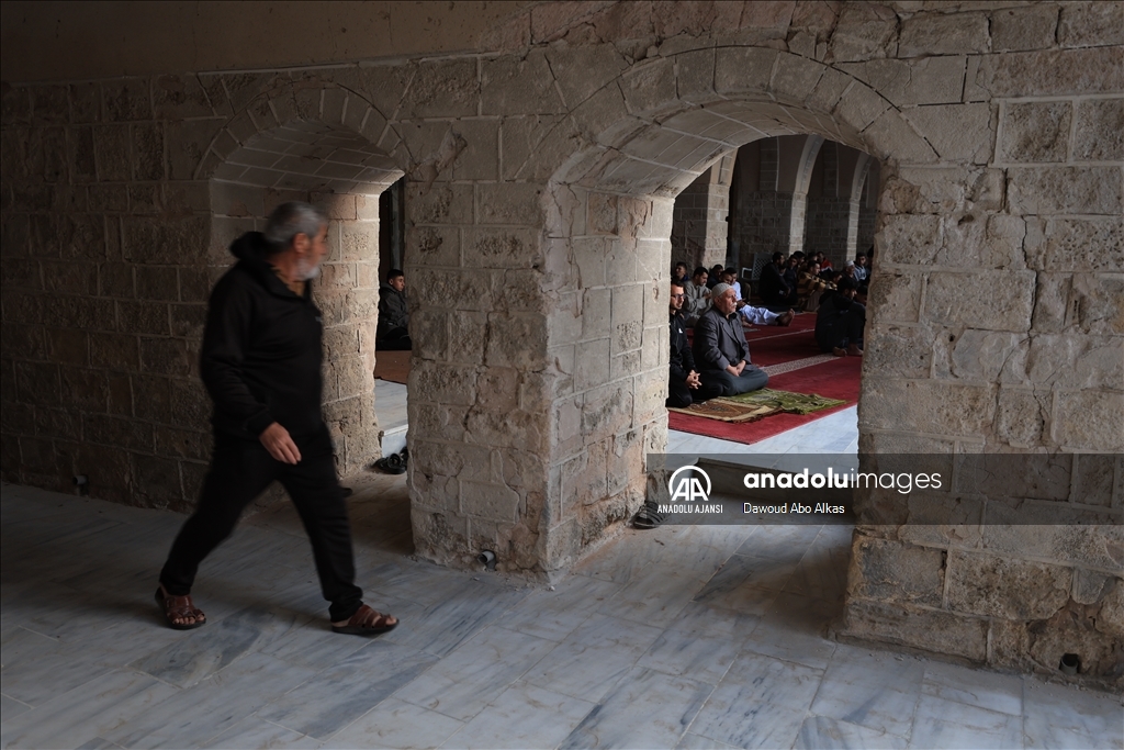 İsrail'in saldırıları altındaki Gazze Şeridi'nde Ramazan Bayramı namazı kılındı