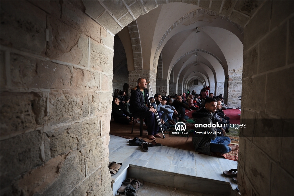 İsrail'in saldırıları altındaki Gazze Şeridi'nde Ramazan Bayramı namazı kılındı