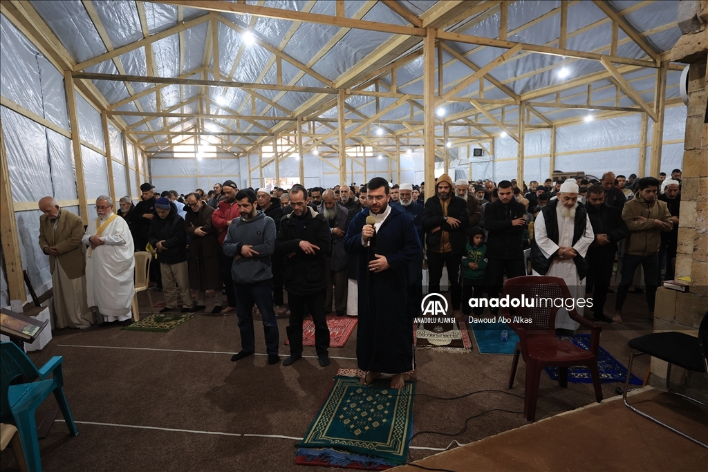 İsrail'in saldırıları altındaki Gazze Şeridi'nde Ramazan Bayramı namazı kılındı