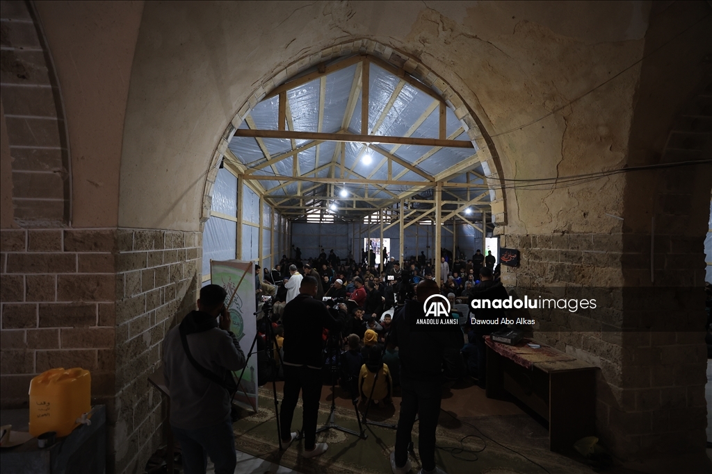 İsrail'in saldırıları altındaki Gazze Şeridi'nde Ramazan Bayramı namazı kılındı