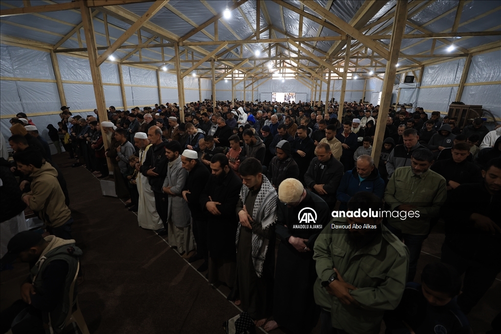 İsrail'in saldırıları altındaki Gazze Şeridi'nde Ramazan Bayramı namazı kılındı