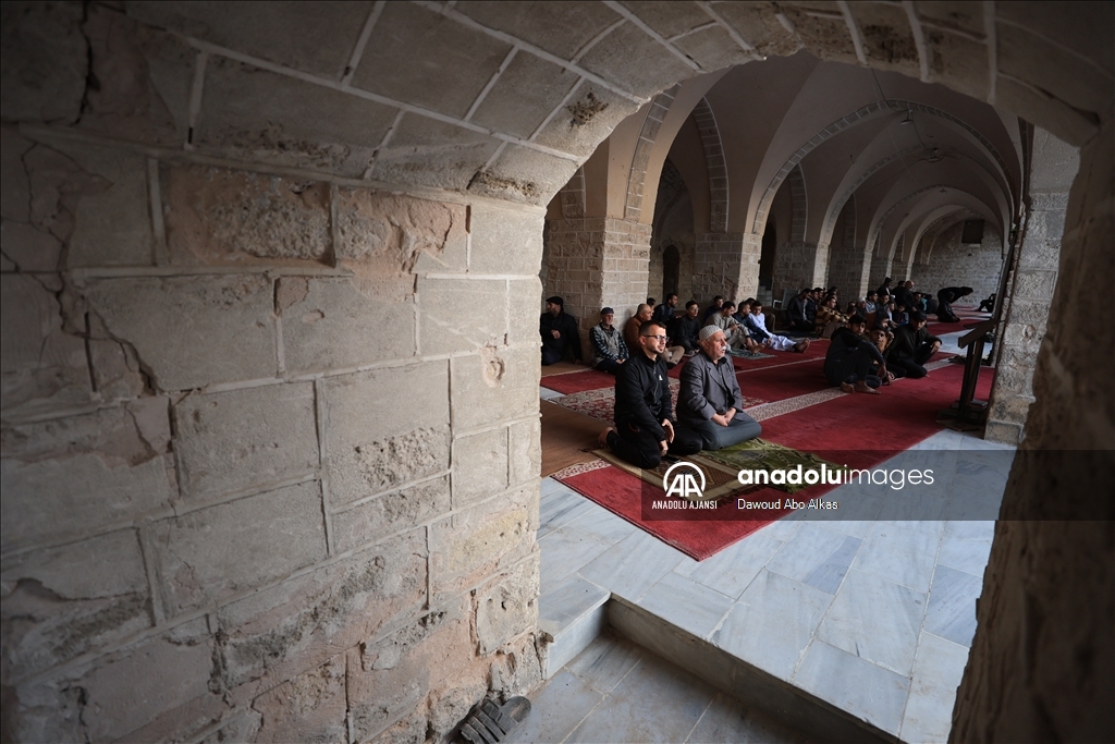 İsrail'in saldırıları altındaki Gazze Şeridi'nde Ramazan Bayramı namazı kılındı