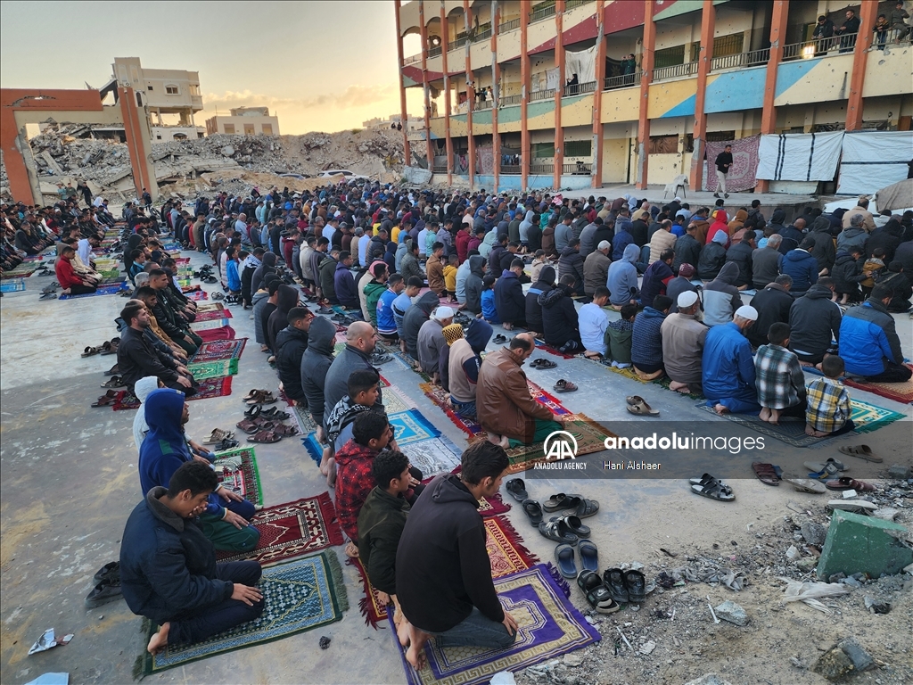 غزة .. صلاة عيد الفطر في مدرسة فرحانة المدمرة في خانيونس جنوب غزة