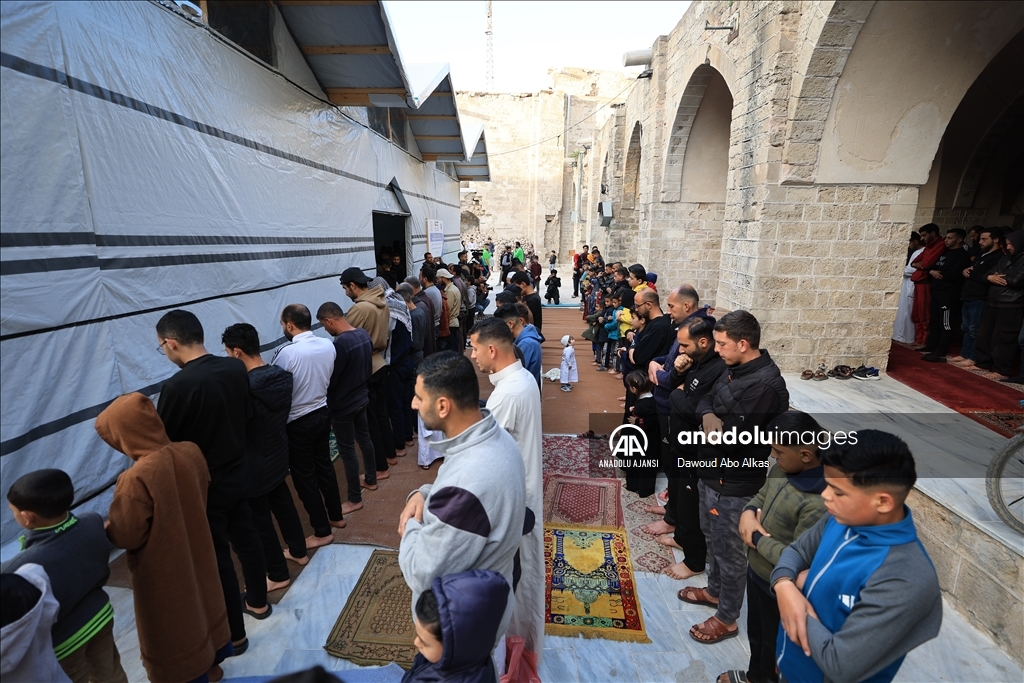 İsrail'in saldırıları altındaki Gazze Şeridi'nde Ramazan Bayramı namazı kılındı
