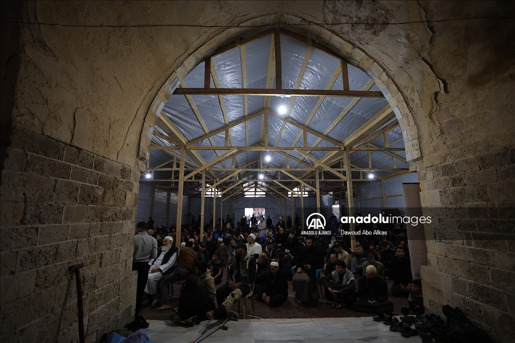 İsrail'in saldırıları altındaki Gazze Şeridi'nde Ramazan Bayramı namazı kılındı