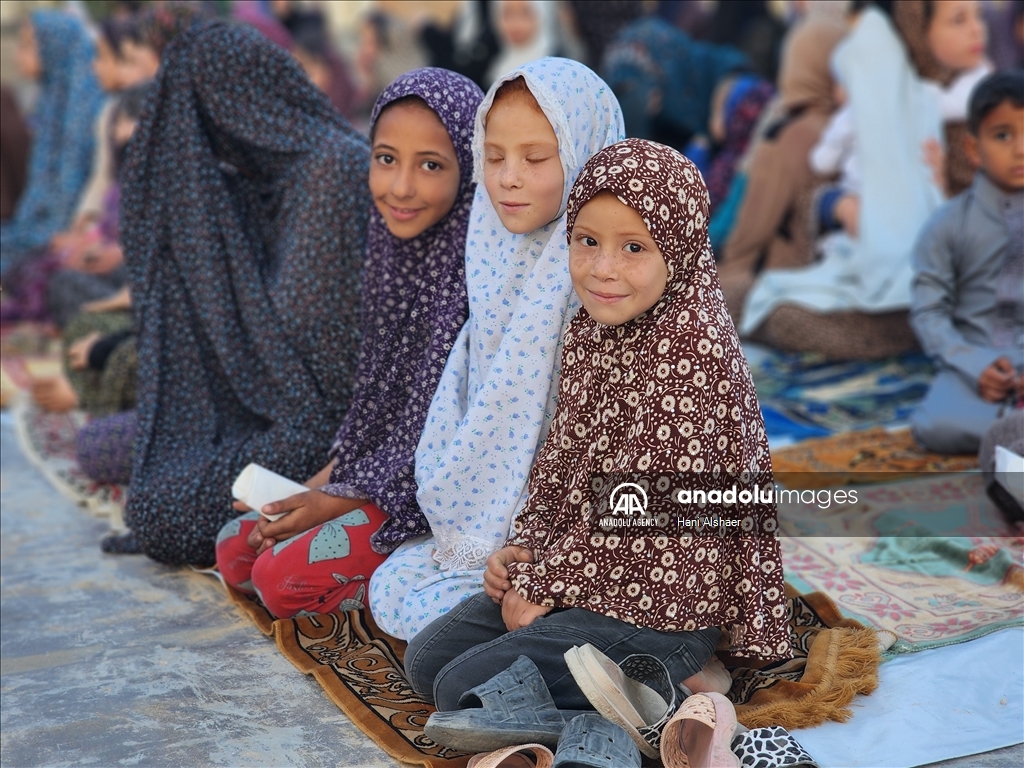 غزة .. صلاة عيد الفطر في مدرسة فرحانة المدمرة في خانيونس جنوب غزة