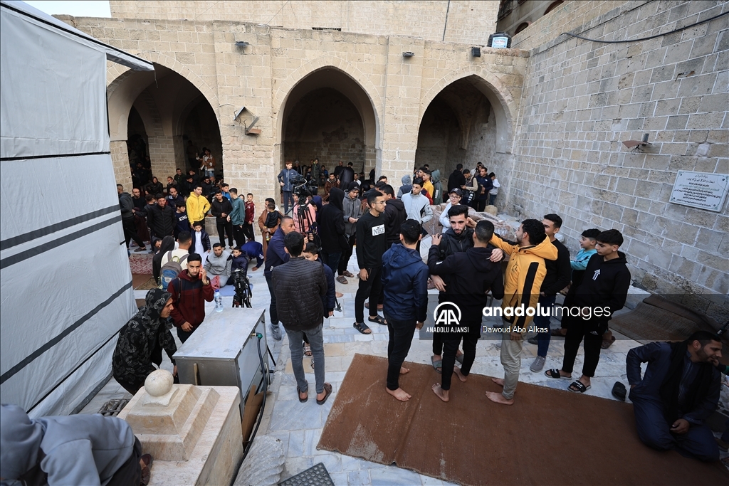 İsrail'in saldırıları altındaki Gazze Şeridi'nde Ramazan Bayramı namazı kılındı