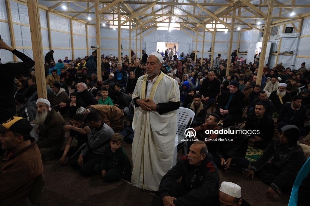 İsrail'in saldırıları altındaki Gazze Şeridi'nde Ramazan Bayramı namazı kılındı