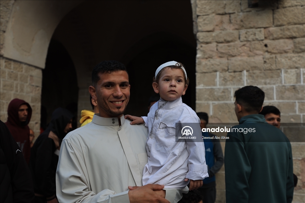 İsrail'in saldırıları altındaki Gazze Şeridi'nde Ramazan Bayramı namazı kılındı