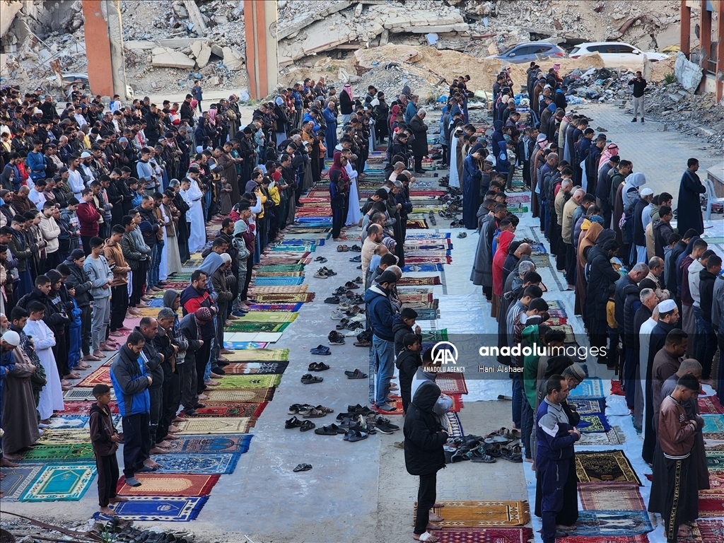 غزة .. صلاة عيد الفطر في مدرسة فرحانة المدمرة في خانيونس جنوب غزة