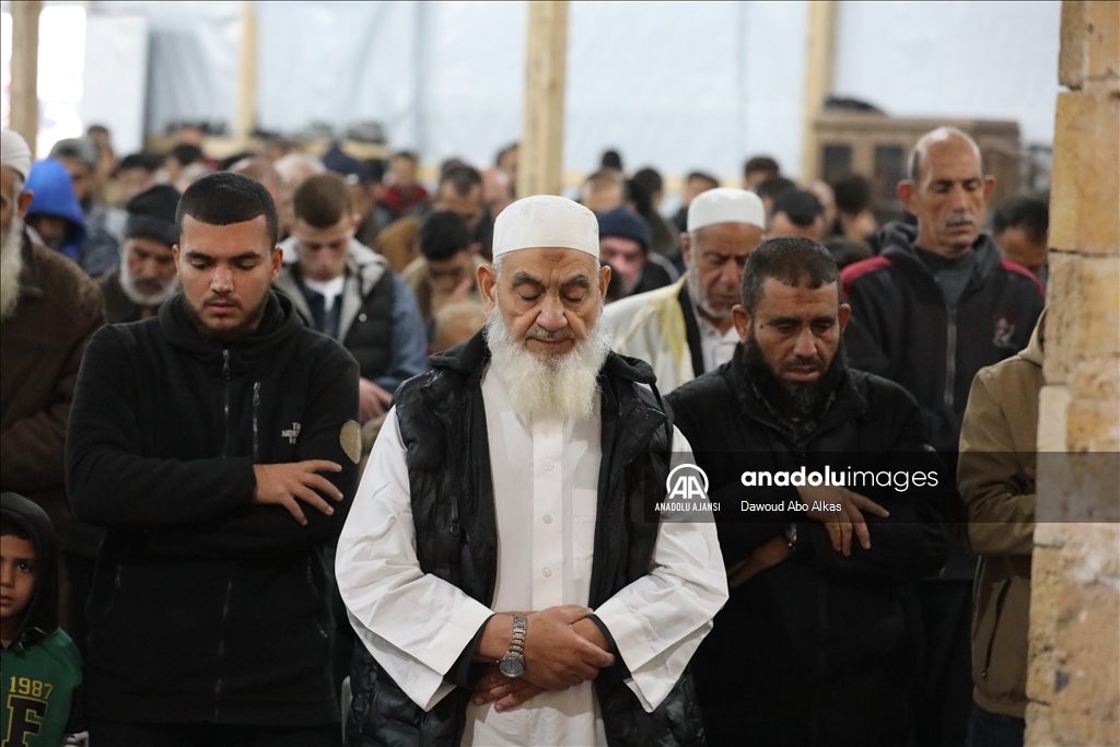 İsrail'in saldırıları altındaki Gazze Şeridi'nde Ramazan Bayramı namazı kılındı