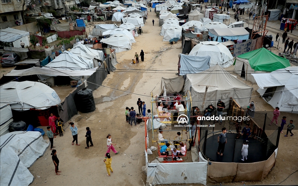 Gazze'de çocuklar, İsrail'in saldırılarına rağmen bayramın tadını çıkarıyor