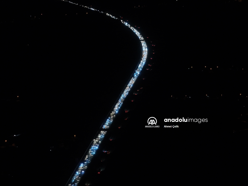 Bayram tatilinden dönenler Anadolu Otoyolu'nda yoğunluk oluşturuyor