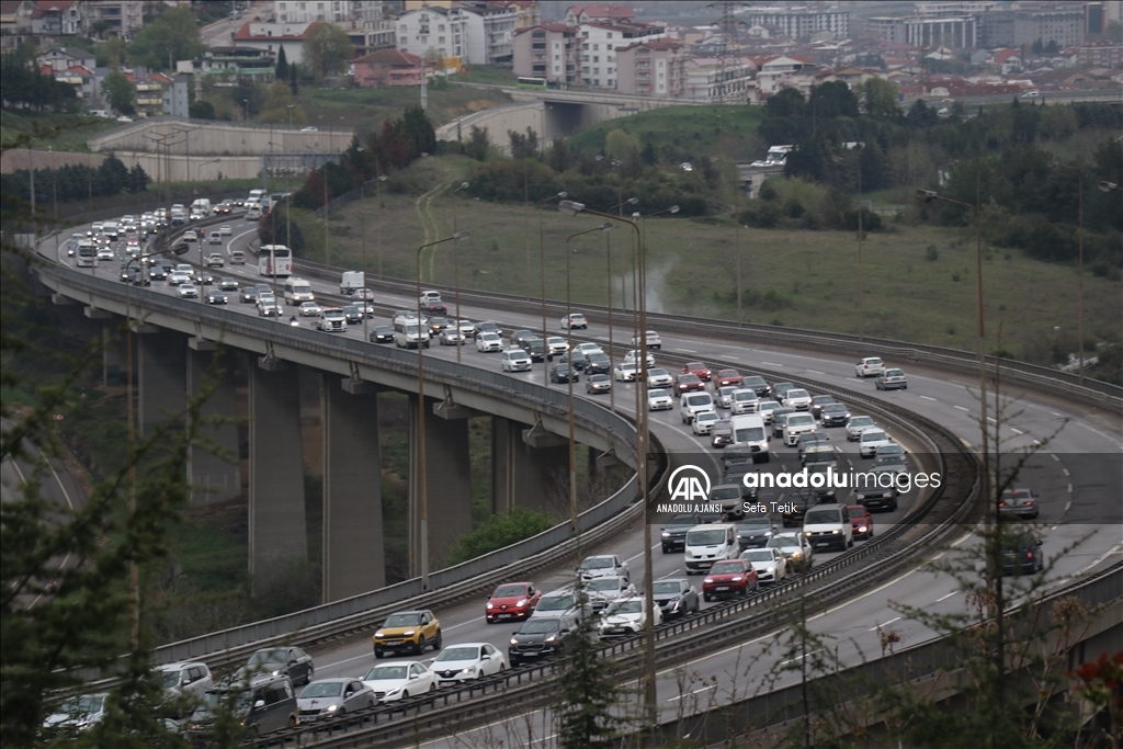 Anadolu Otoyolu'nda bayram tatili dönüşü hareketliliği kısmen başladı
