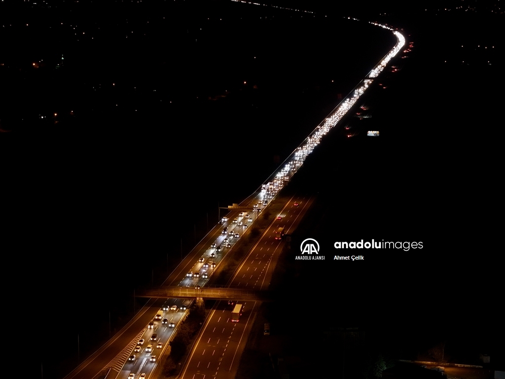 Bayram tatilinden dönenler Anadolu Otoyolu'nda yoğunluk oluşturuyor