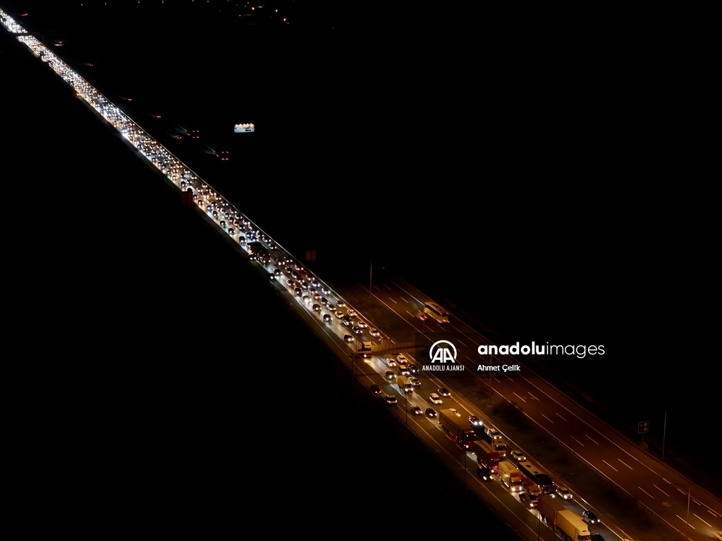 Bayram tatilinden dönenler Anadolu Otoyolu'nda yoğunluk oluşturuyor