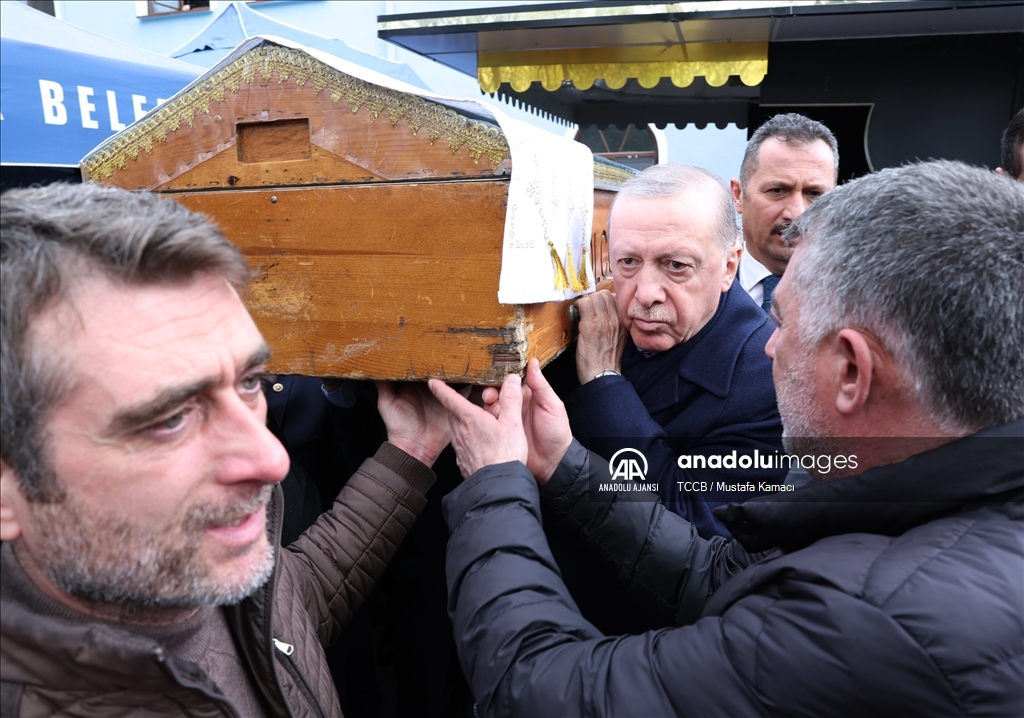 Cumhurbaşkanı Erdoğan, AK Parti Kocaeli İl İstişare Kurulu Üyesi Abiş'in cenaze törenine katıldı