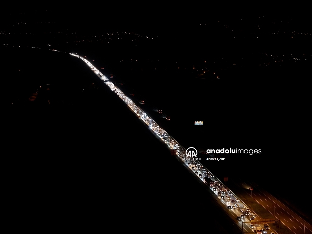 Bayram tatilinden dönenler Anadolu Otoyolu'nda yoğunluk oluşturuyor