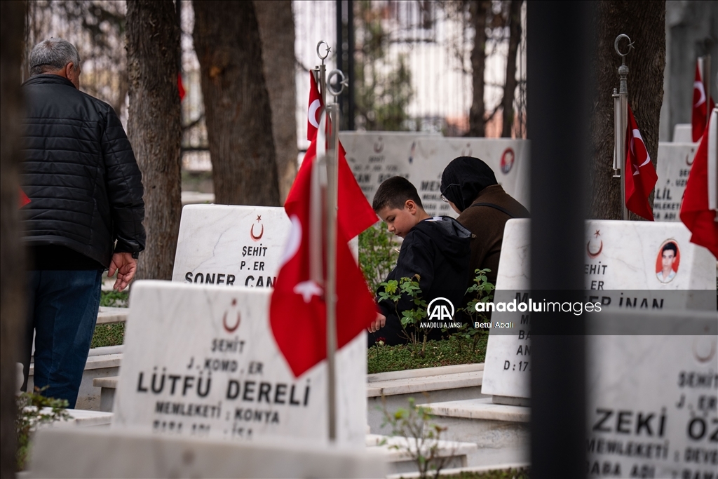 Ankara'da bayramın son gününde şehitlikler ziyaret edildi