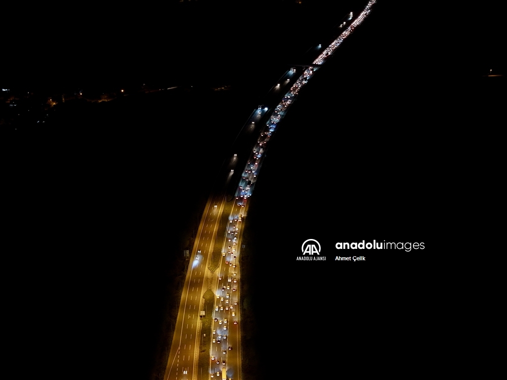 Bayram tatilinden dönenler Anadolu Otoyolu'nda yoğunluk oluşturuyor
