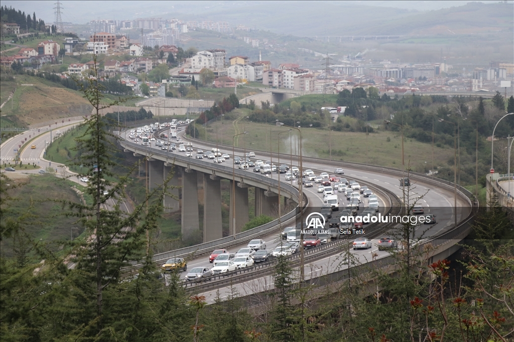 Anadolu Otoyolu'nda bayram tatili dönüşü hareketliliği kısmen başladı