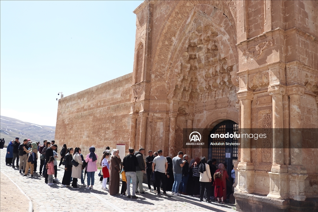 Qesra Îshaq Paşa di tetîla Cejna Remezanê da mazûvaniya geştiyaran dike