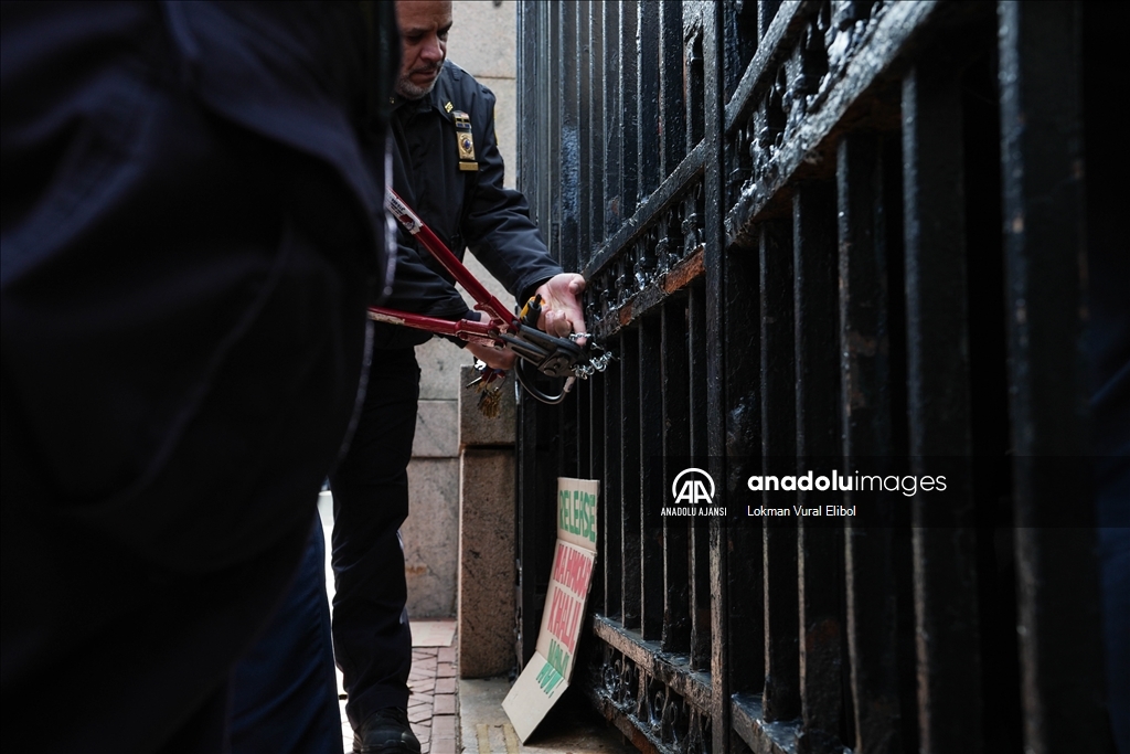 New York'ta öğrenciler, Filistinli aktivist Halil'e destek için kendilerini üniversite kapısına zincirledi