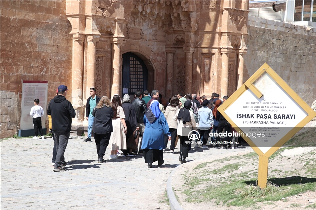 Qesra Îshaq Paşa di tetîla Cejna Remezanê da mazûvaniya geştiyaran dike