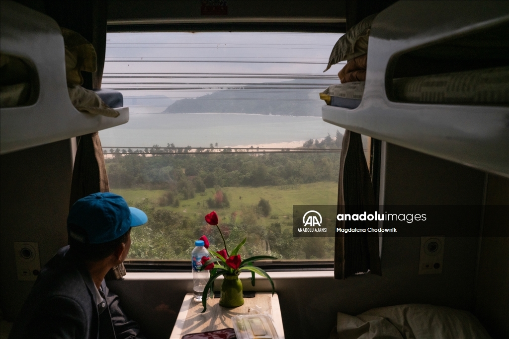 Birleşme Treni, Vietnam'ın kuzey ve güneyini simgesel olarak bağlayan 37 saatlik yolculuk sunuyor