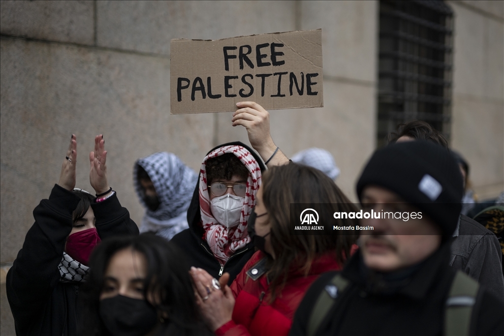 В Нью-Йорке студенты приковали себя цепями к воротам университета в поддержку палестинского активиста Халила