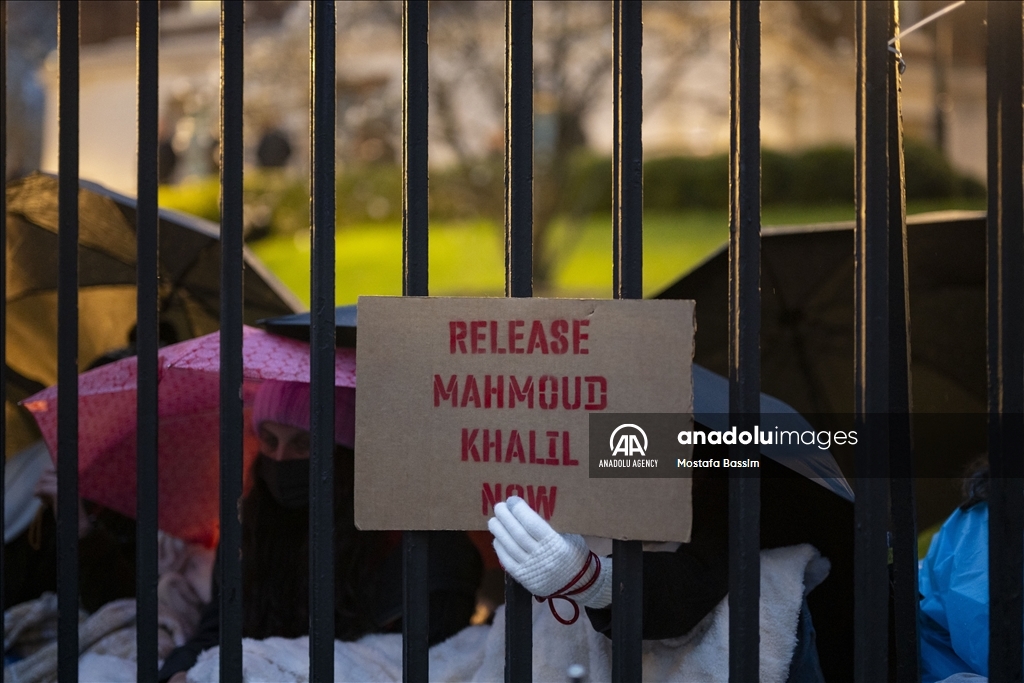 В Нью-Йорке студенты приковали себя цепями к воротам университета в поддержку палестинского активиста Халила