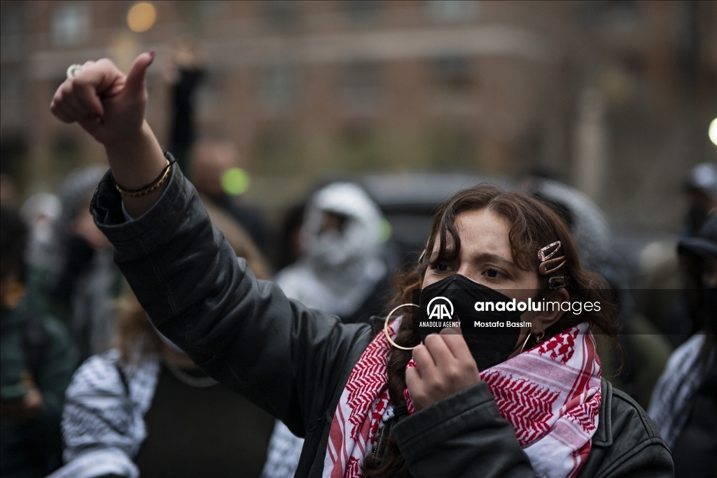 В Нью-Йорке студенты приковали себя цепями к воротам университета в поддержку палестинского активиста Халила