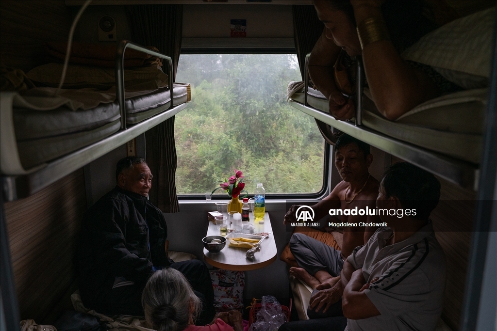 Birleşme Treni, Vietnam'ın kuzey ve güneyini simgesel olarak bağlayan 37 saatlik yolculuk sunuyor