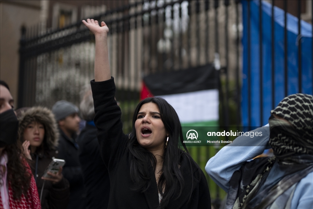 В Нью-Йорке студенты приковали себя цепями к воротам университета в поддержку палестинского активиста Халила