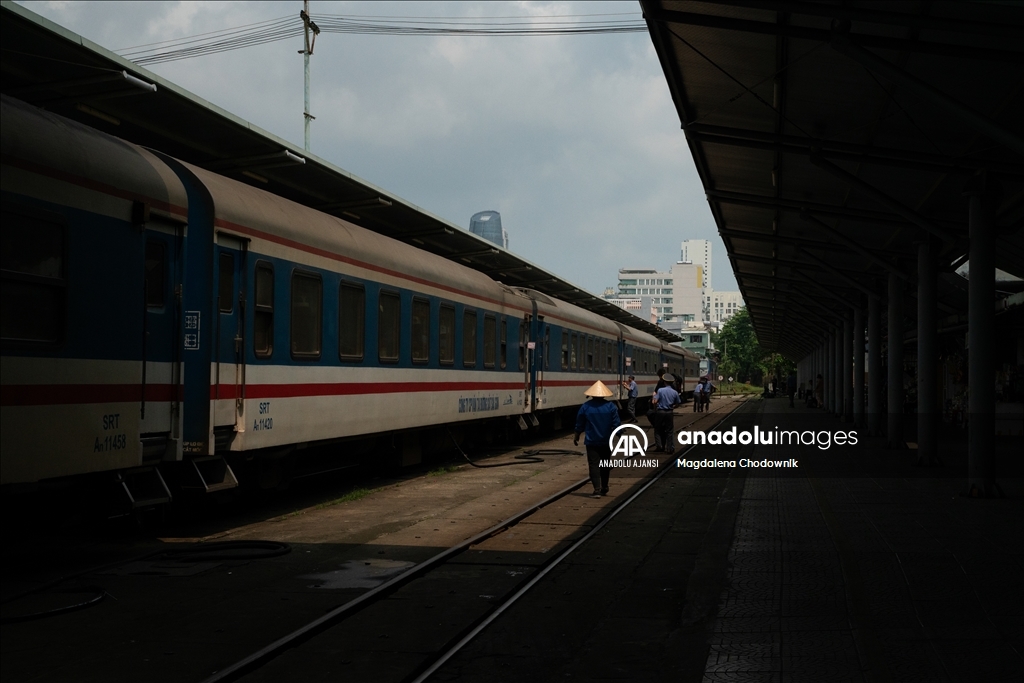Birleşme Treni, Vietnam'ın kuzey ve güneyini simgesel olarak bağlayan 37 saatlik yolculuk sunuyor