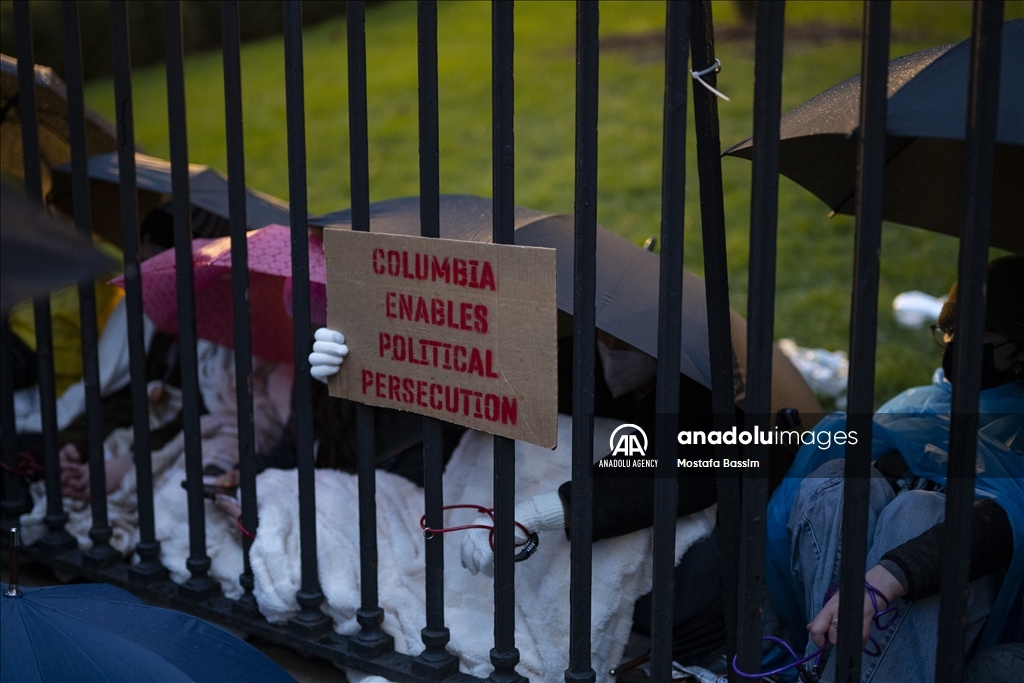 В Нью-Йорке студенты приковали себя цепями к воротам университета в поддержку палестинского активиста Халила