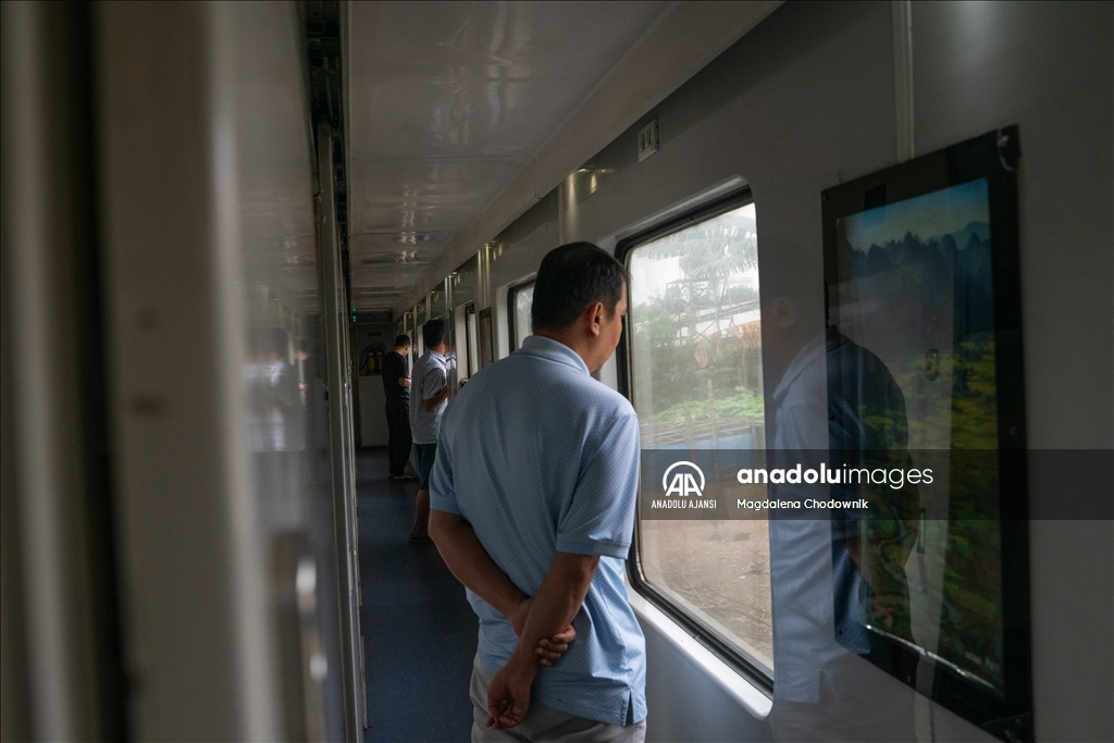 Birleşme Treni, Vietnam'ın kuzey ve güneyini simgesel olarak bağlayan 37 saatlik yolculuk sunuyor