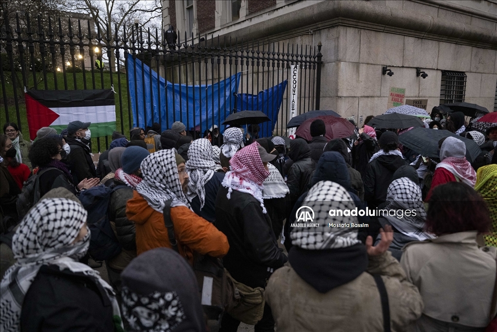 В Нью-Йорке студенты приковали себя цепями к воротам университета в поддержку палестинского активиста Халила