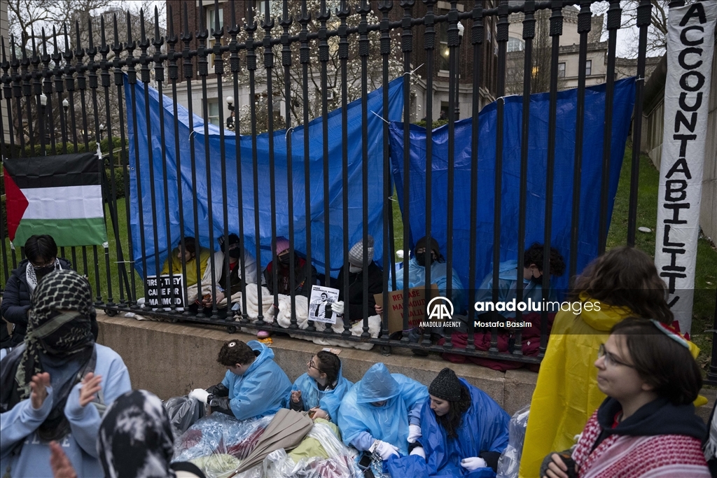 В Нью-Йорке студенты приковали себя цепями к воротам университета в поддержку палестинского активиста Халила