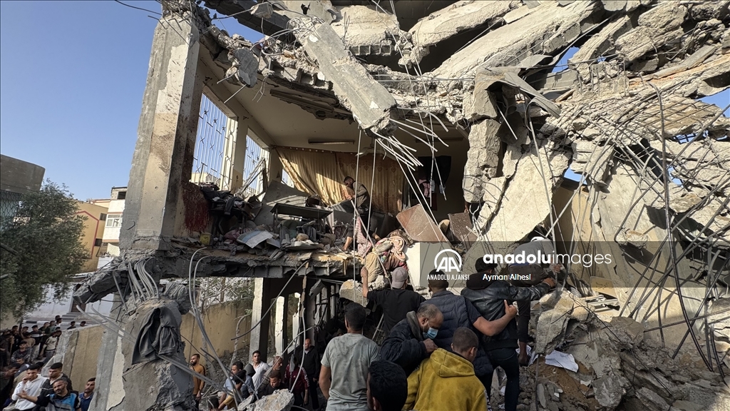 İsrail'in Gazze'de bir okula düzenlediği saldırıda aralarında çocukların da bulunduğu 19 Filistinli öldü