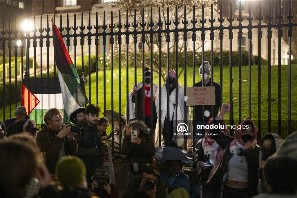 В Нью-Йорке студенты приковали себя цепями к воротам университета в поддержку палестинского активиста Халила