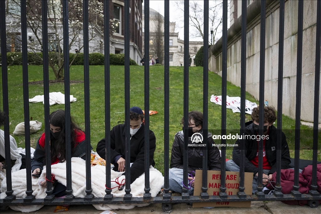 В Нью-Йорке студенты приковали себя цепями к воротам университета в поддержку палестинского активиста Халила