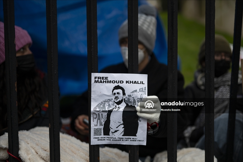 В Нью-Йорке студенты приковали себя цепями к воротам университета в поддержку палестинского активиста Халила