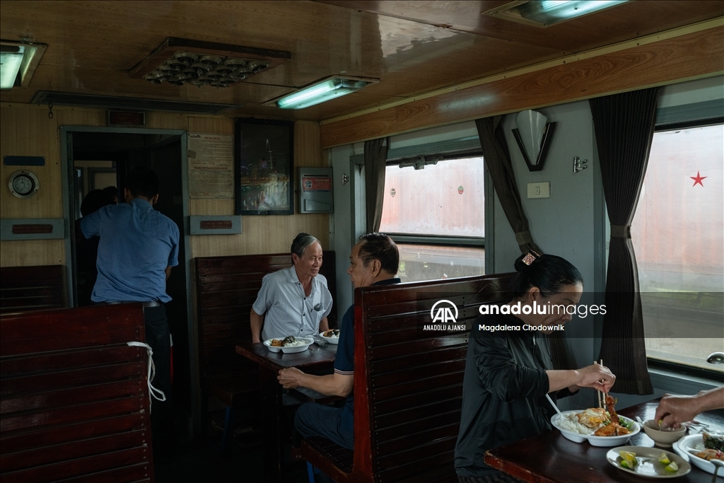 Birleşme Treni, Vietnam'ın kuzey ve güneyini simgesel olarak bağlayan 37 saatlik yolculuk sunuyor