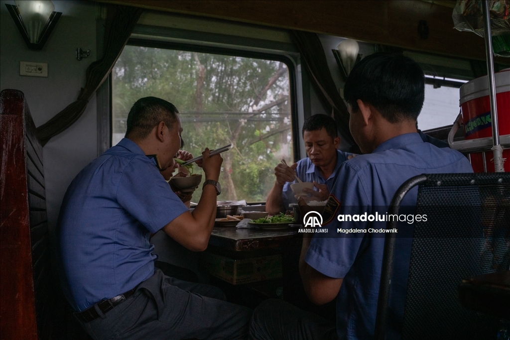 Birleşme Treni, Vietnam'ın kuzey ve güneyini simgesel olarak bağlayan 37 saatlik yolculuk sunuyor